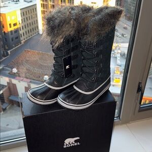 Sorel Joan of arctic Women's Black and White Fur-Trimmed. Brand new with tags 8